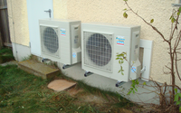 Vibrationsarme Installation von Außengeräten an einer Hauswand durch die Firma Strauß