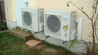 Vibrationsarme Installation von Außengeräten an einer Hauswand durch die Firma Strauß