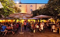 Abendliche Aufnahme des Stiegl Gartens