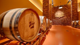 Bierfässer in der Stiegl Brauwelt