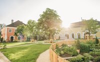 Stiegl Gut Wildshut Außenansicht mit Garten