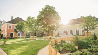 Stiegl Gut Wildshut Außenansicht mit Garten