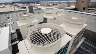 Außengeräte Installation durch Firma Strauß beim Flughafen Salzburg
