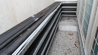 Außenverlegung von kältemittelführenden Leitungen im Gusswerk - Installation durch Firma Strauß