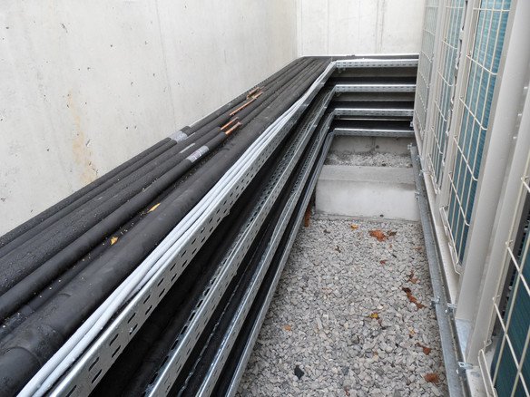 Außenverlegung von kältemittelführenden Leitungen im Gusswerk - Installation durch Firma Strauß