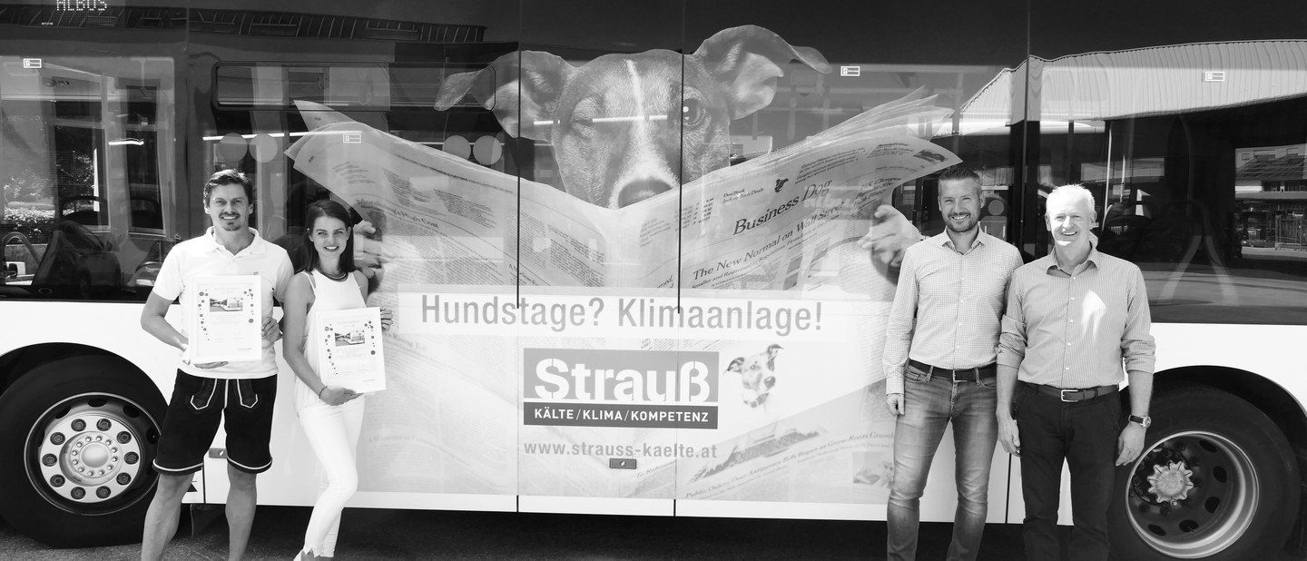 Marketing Auszeichnung für die Firma Strauß vor einem Bus