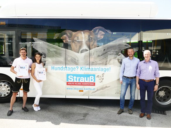 Marketing Auszeichnung für die Firma Strauß vor einem Bus