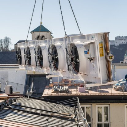 Installation eines Verflüssigers beim Palais Faber durch Firma Strauß