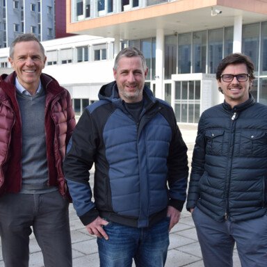 Team von jungen, motivierten Personen der Firma Strauß