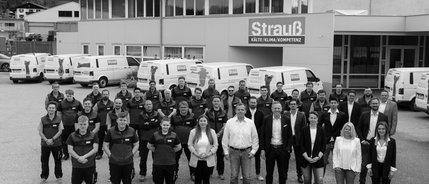 Komplettes Team der Firma Strauß vor dem Firmengebäude in Thalgau