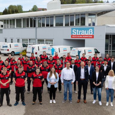 Komplettes Team der Firma Strauß vor dem Firmengebäude in Thalgau