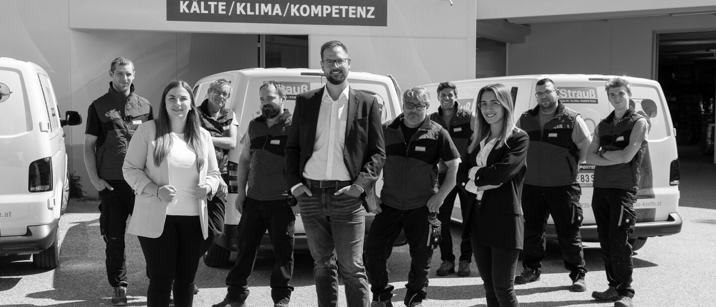 Strauß Team vor dem Firmengebäude in Thalgau